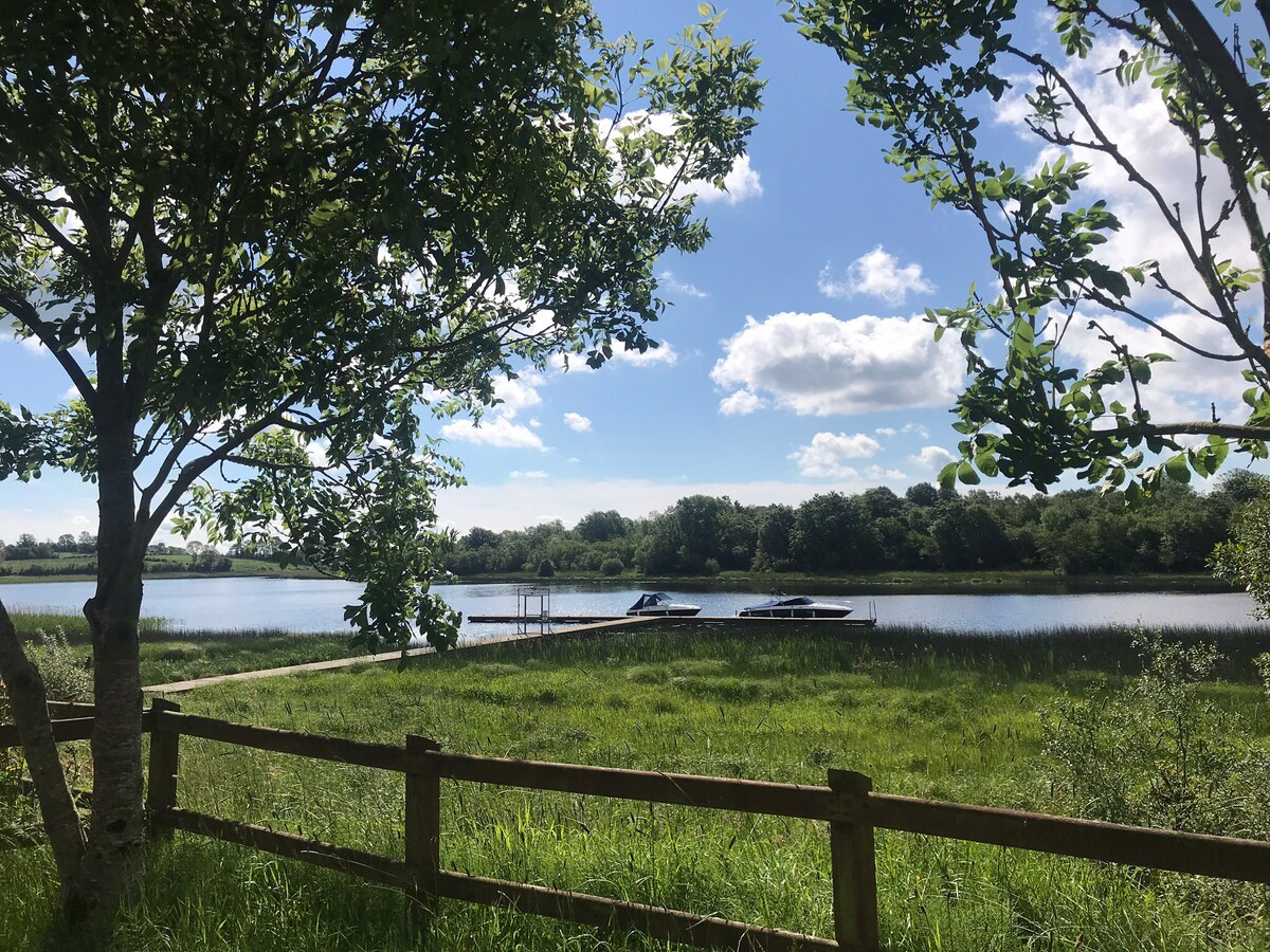 Derrydoon乡村小屋可欣赏厄恩湖的壮丽景色。