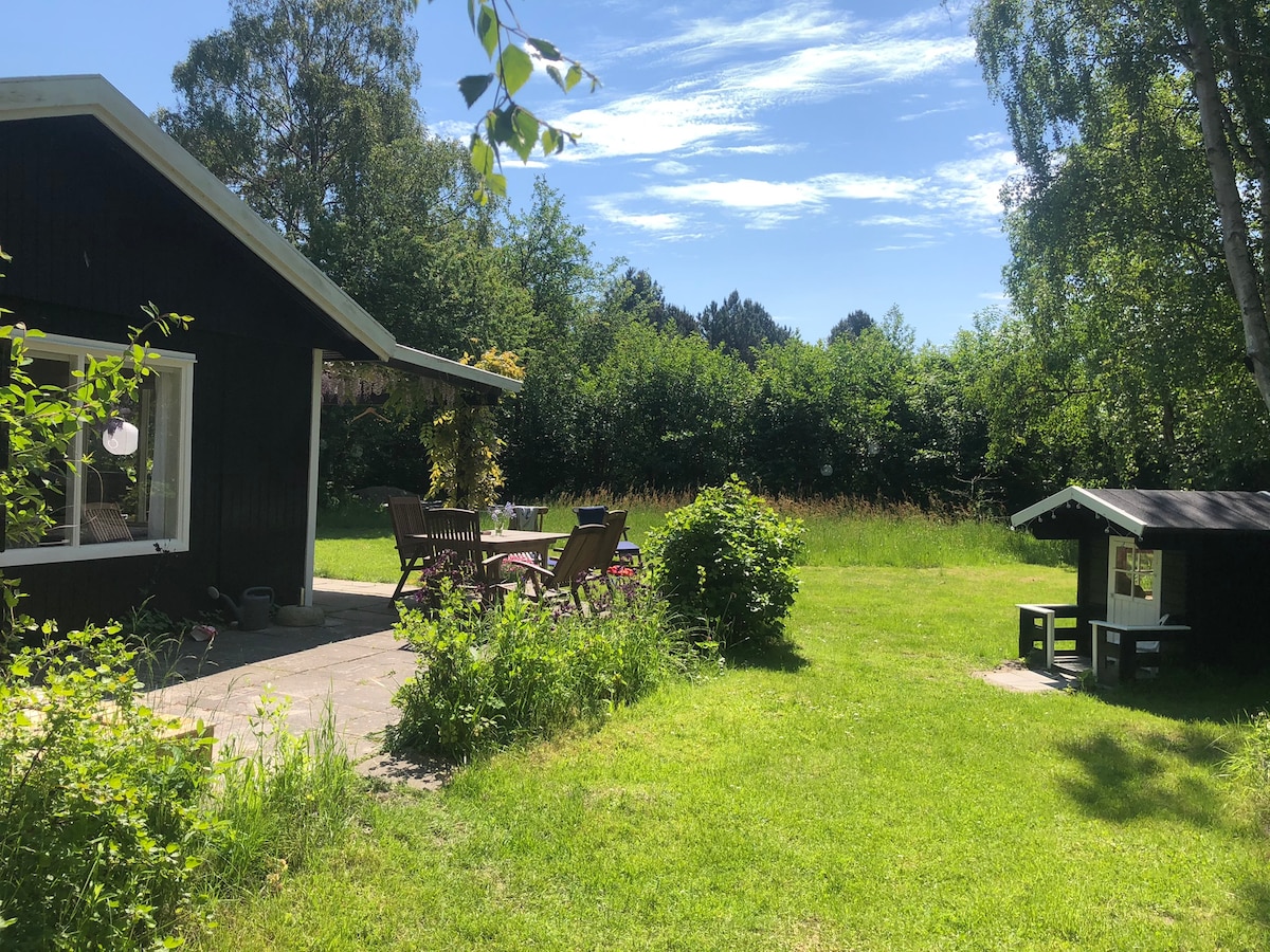 Hyggeligt familievenligt sommerhus på lukket grund