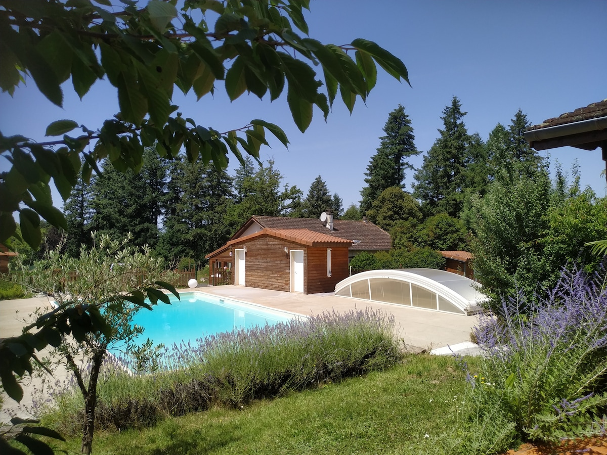 多尔多涅的自助餐饮度假屋，绿色周边区域，游泳池和池塘