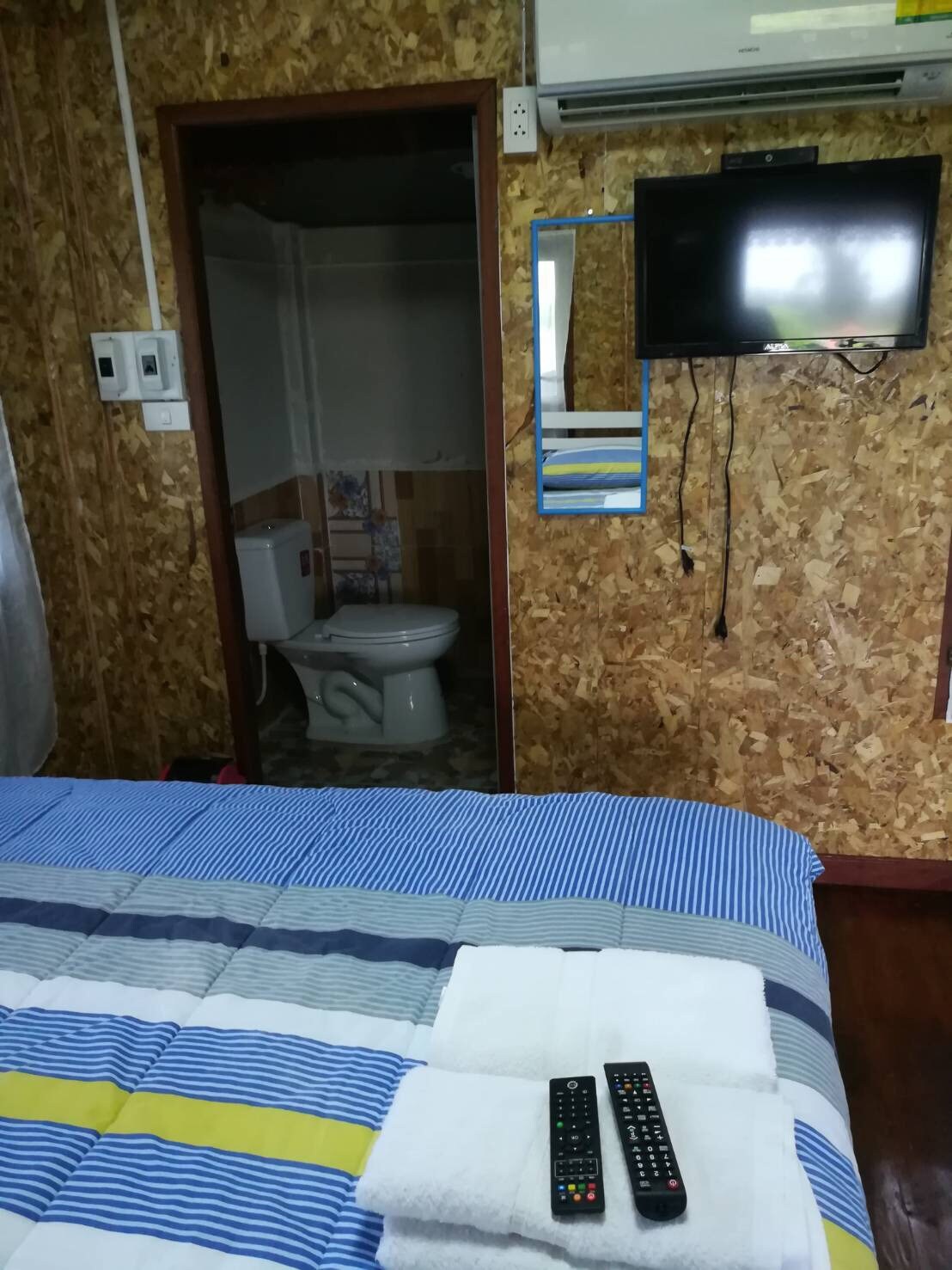 独立小屋， 1间卧室， 1个卫生间，空调