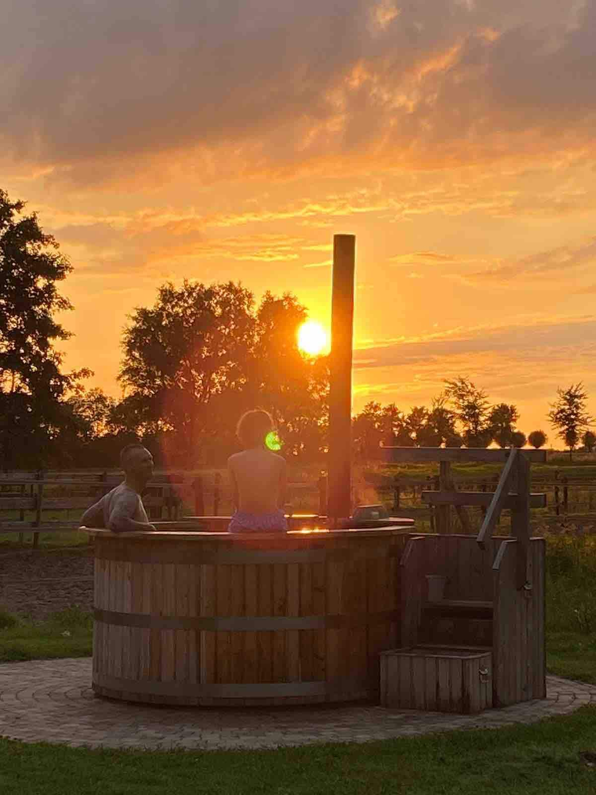 Tiny house met hottub bij het Sneekermeer