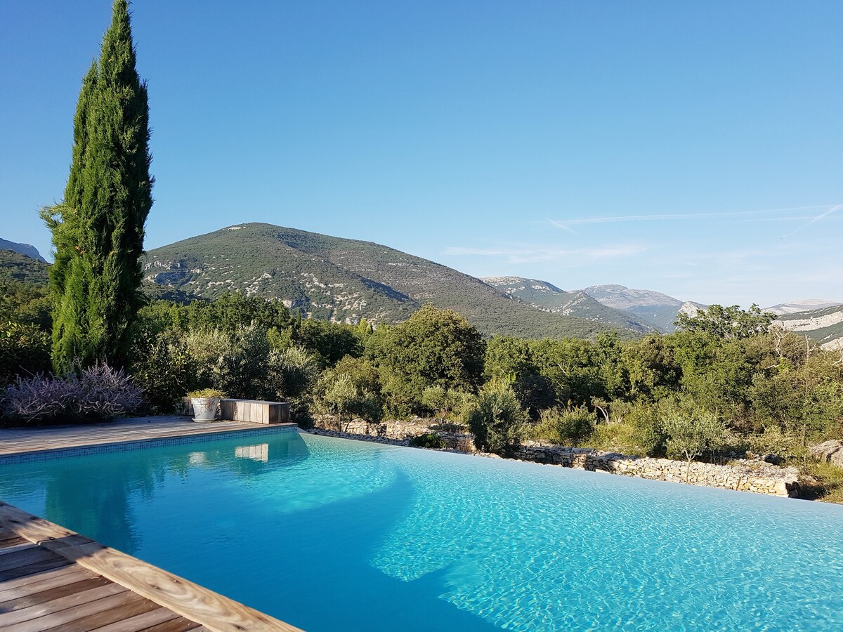 Villa avec piscine privée parmi les oliviers