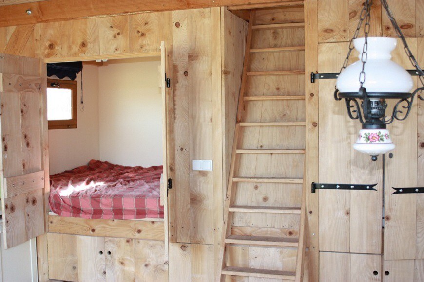 Une jolie cabane conviviale à ferme bio et active