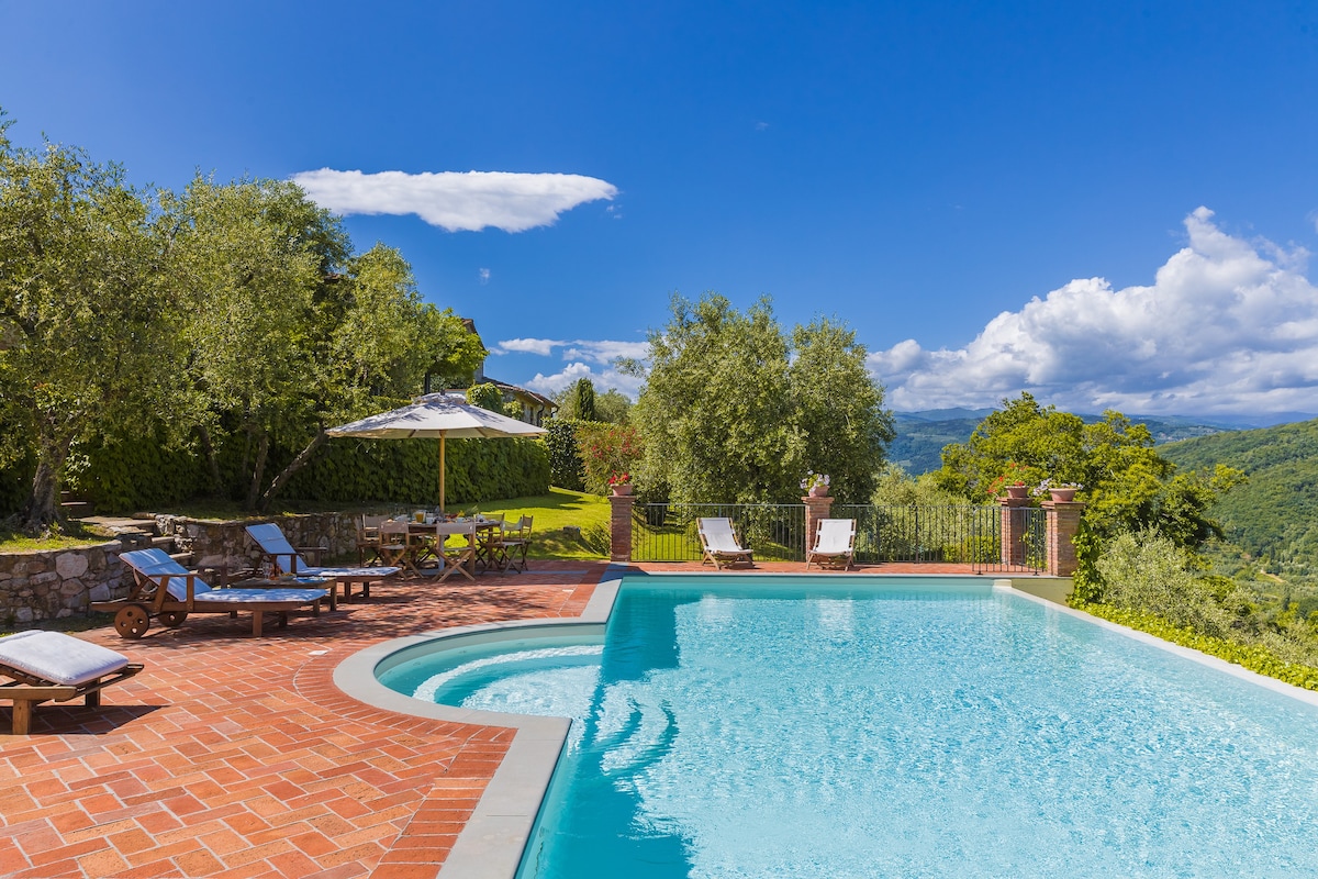 Luxury Tuscan villa with exclusive pool