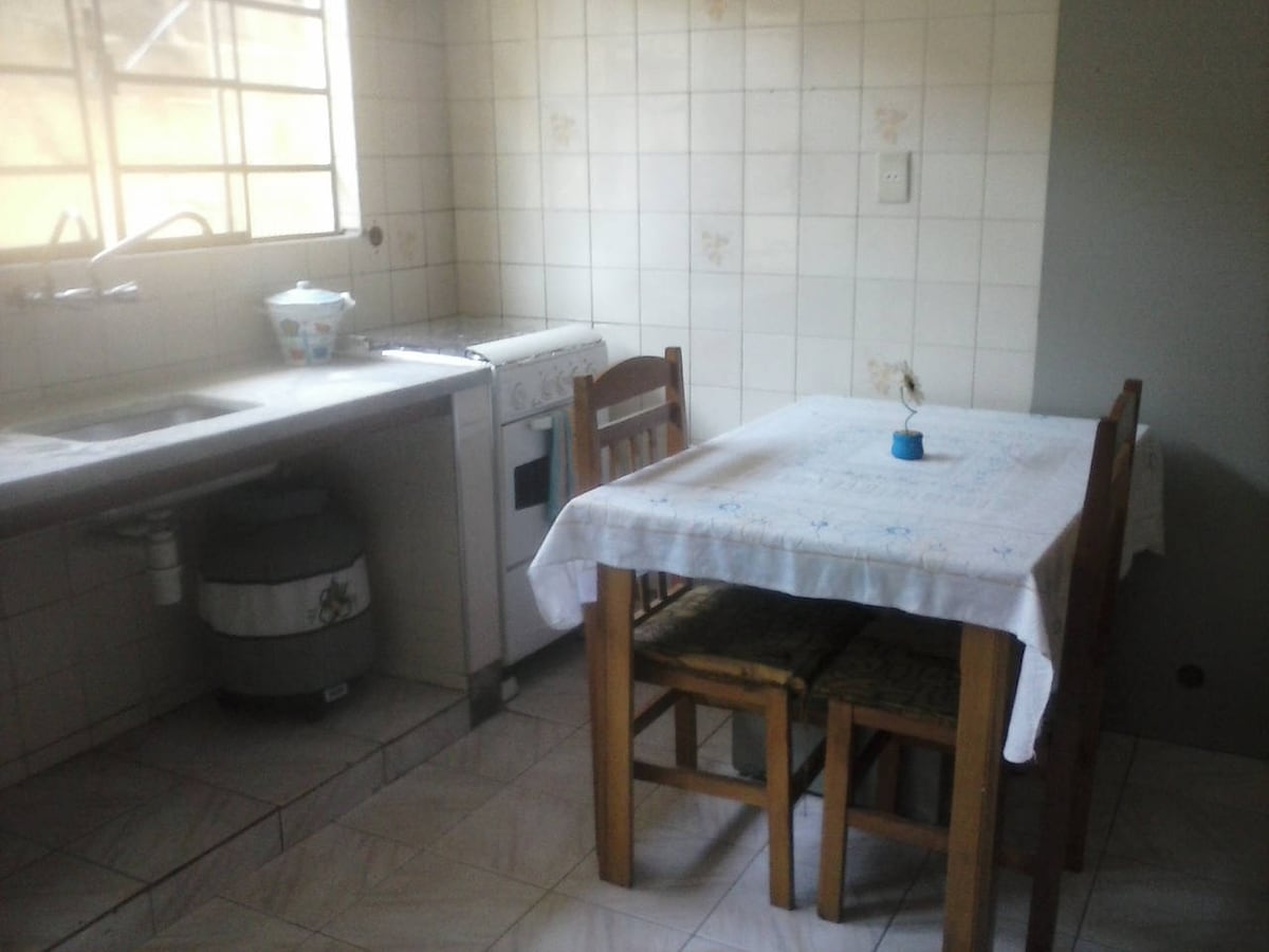 Edicula mobiliada, quarto privativo, cozinha,wc