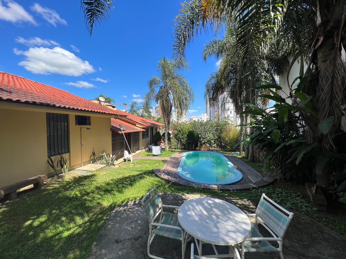 Casa c/ Piscina ,lareira,banheira,churrasqueira