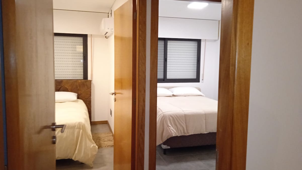 Apartamento moderno y encantador con estacionamiento privado.