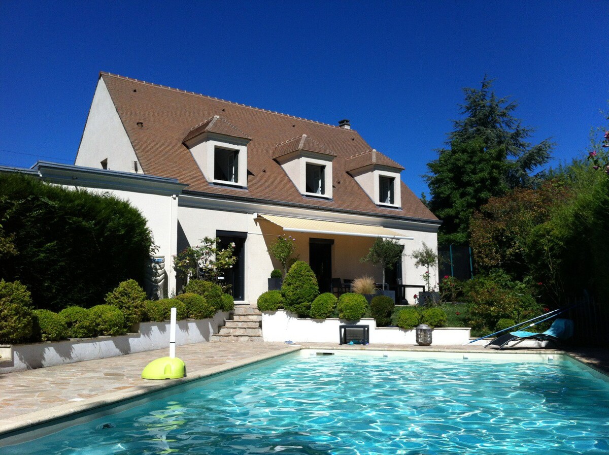 巴黎和凡尔赛（ Versailles ）附近的泳池花园住宅