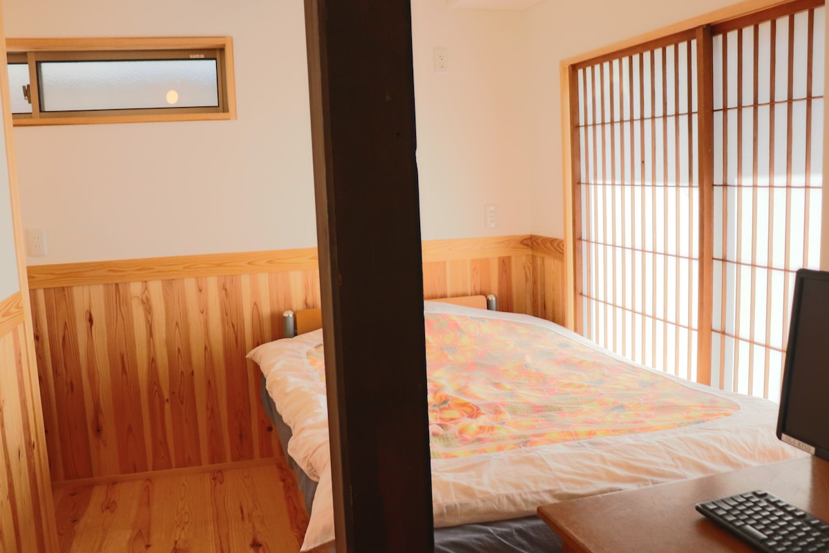 带双人床的独立房间，距离Ise、Iga、Suzuka 1小时车站附近的老房子、婴幼儿、允许携带宠物入住，免费无线网络