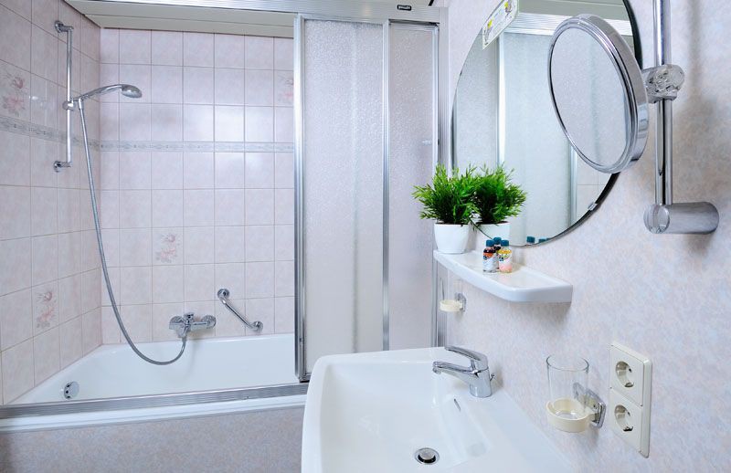 Hotel Pflug ， （ Ottenhöfen ） ，双人房舒适，配有淋浴间/浴缸和马桶