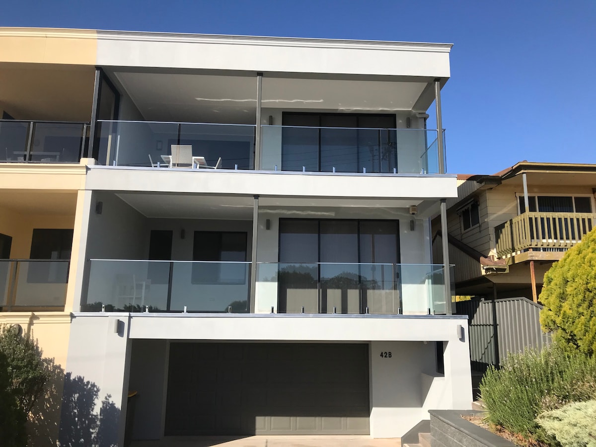 Lighthouse Port Hughes - Beachfront Townhouse