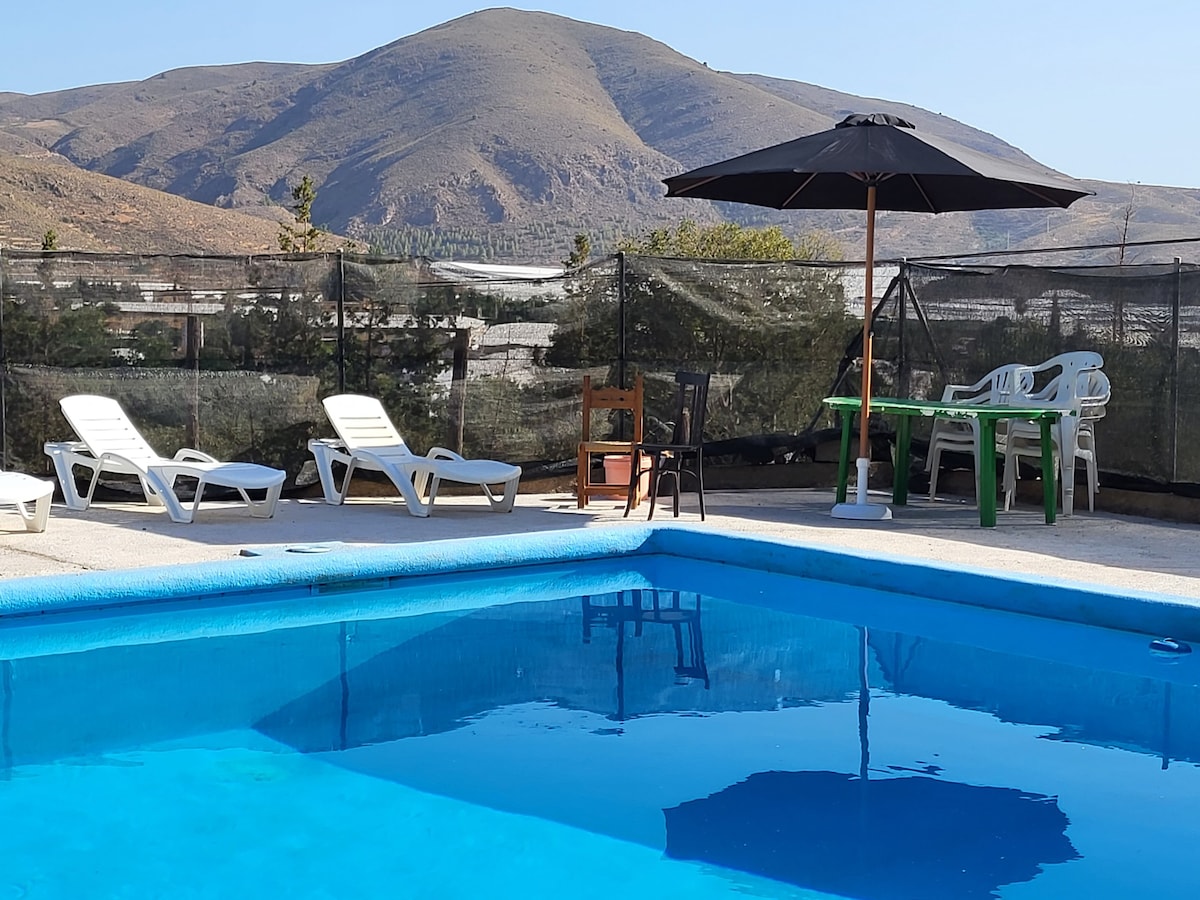 私人领域，设有泳池「El Altosano Almeria」