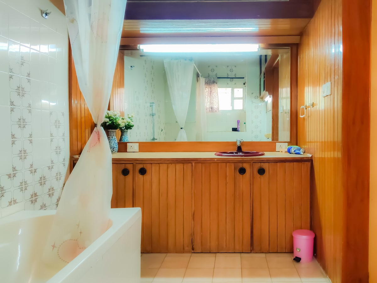 带浴缸的2卧室葡萄牙式豪华公寓
