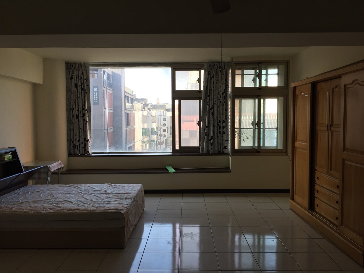 Large room, Near BigCity 市區，近巨城購物中心