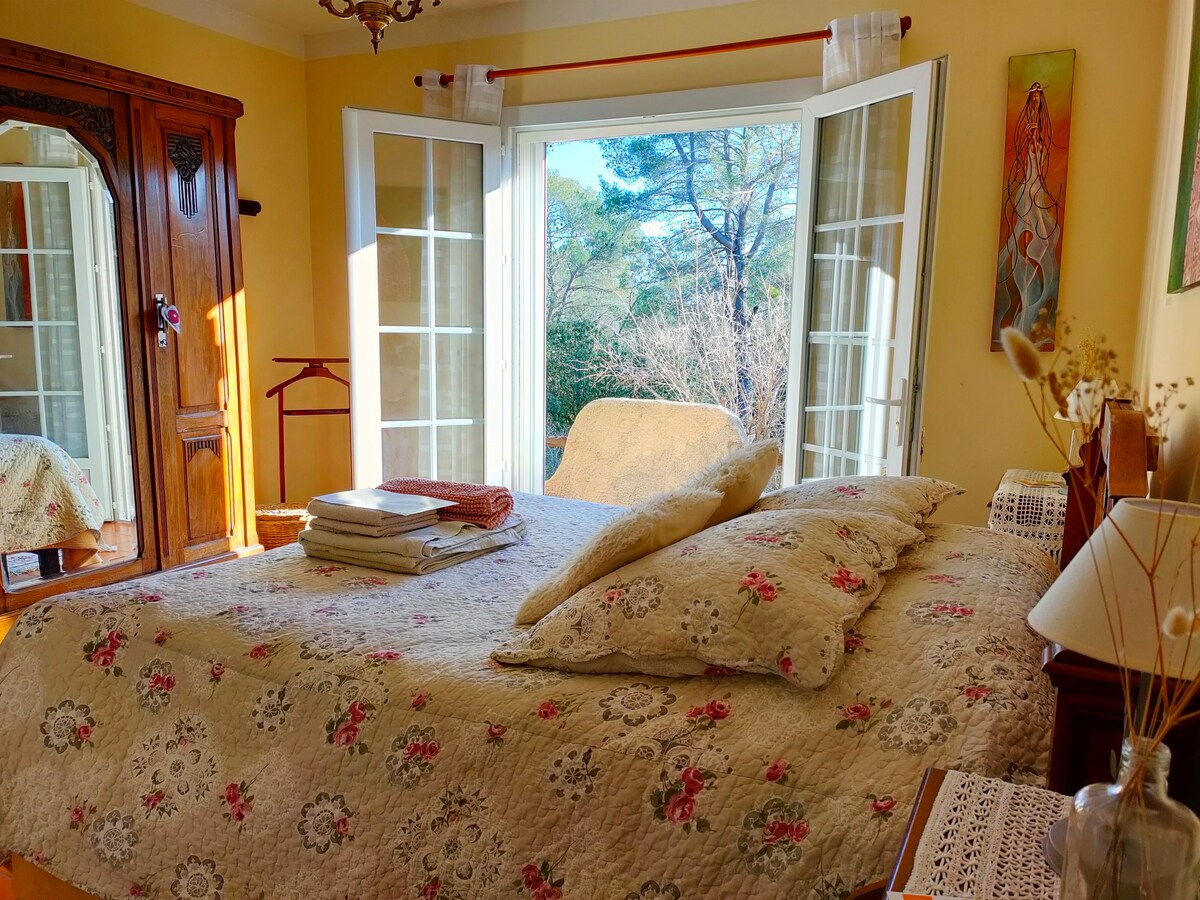 Room with double bed.Provencal villa. Nature&Relax