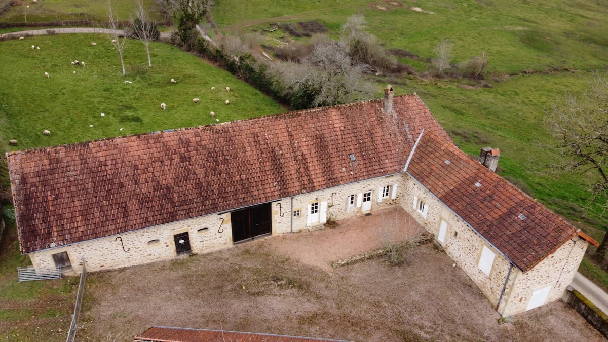 Sémelay : Ancien corps de ferme, vue sur le Morvan