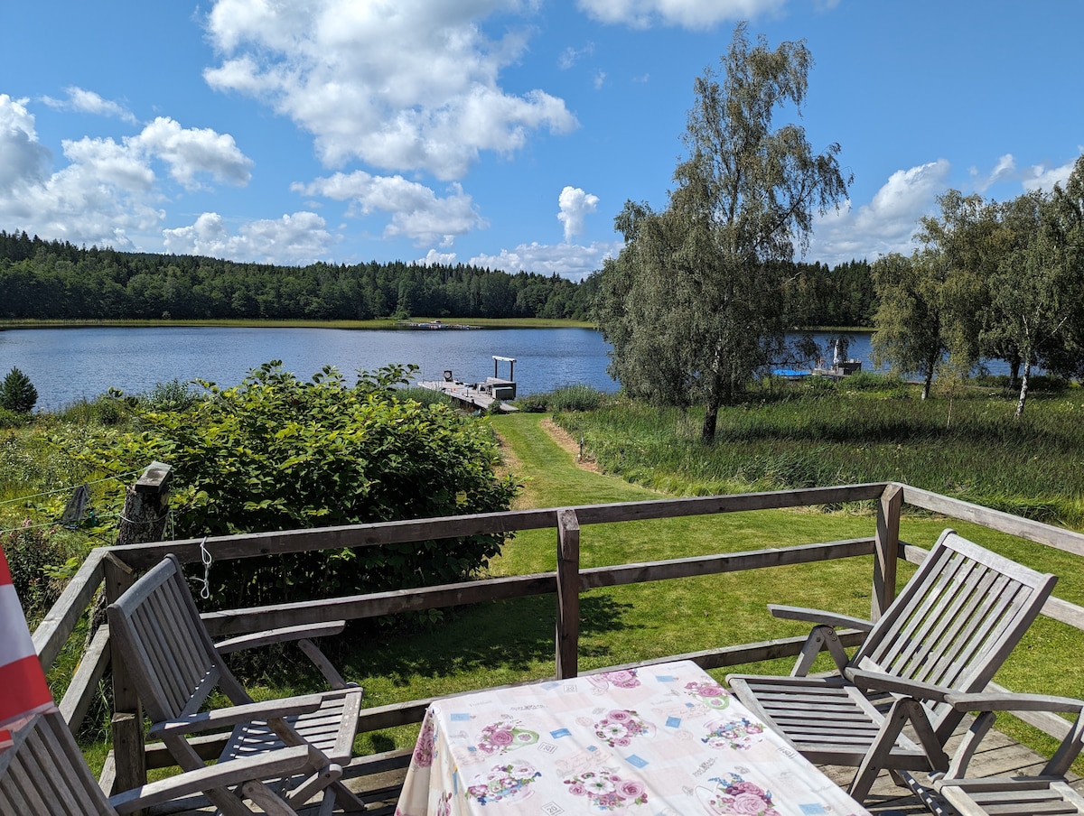 Malerisches Sommerhaus direkt am See, mit Sauna