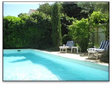Maison provençale, grande piscine, jardin et jeux.