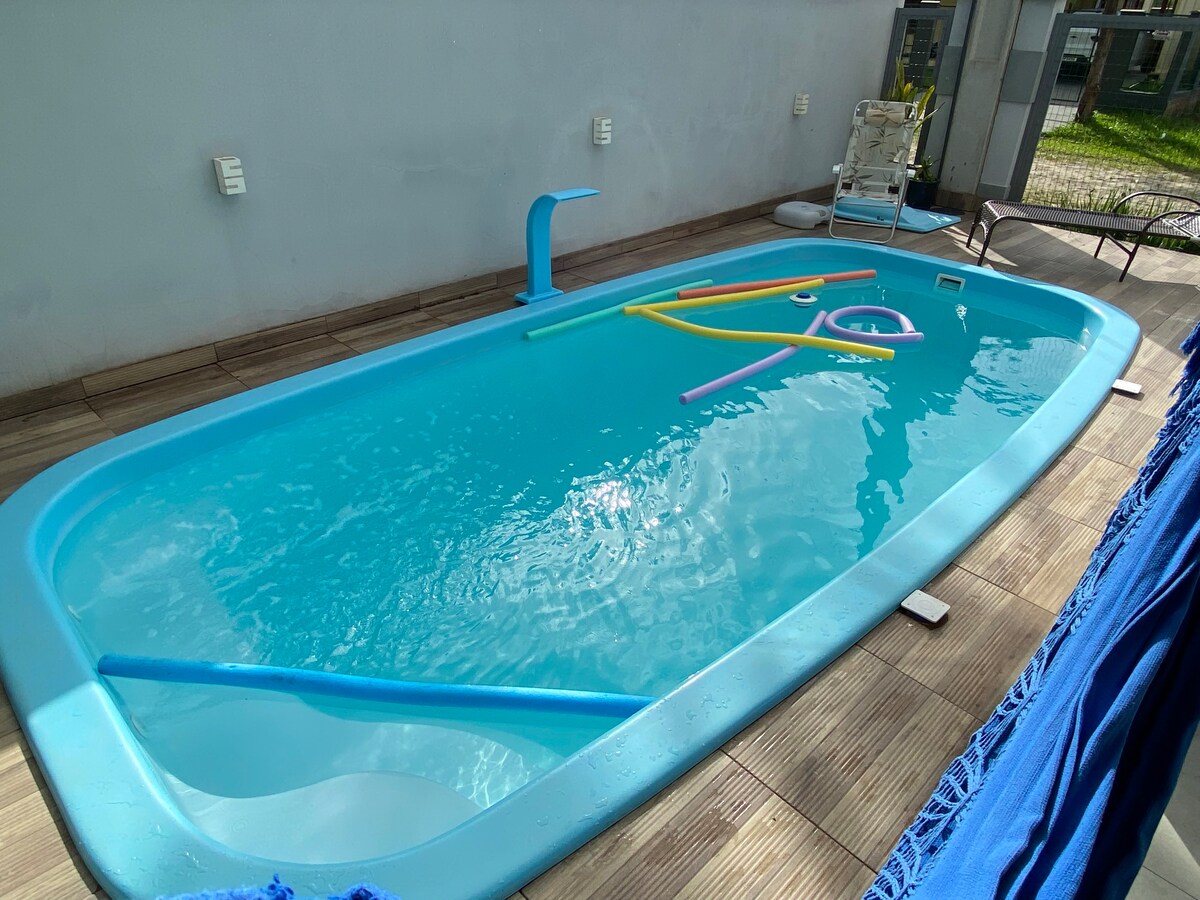 Casa 1 quadra do mar com piscina