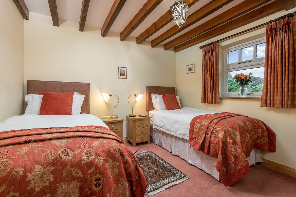 2 bed luxury farm cottages nr Beverley