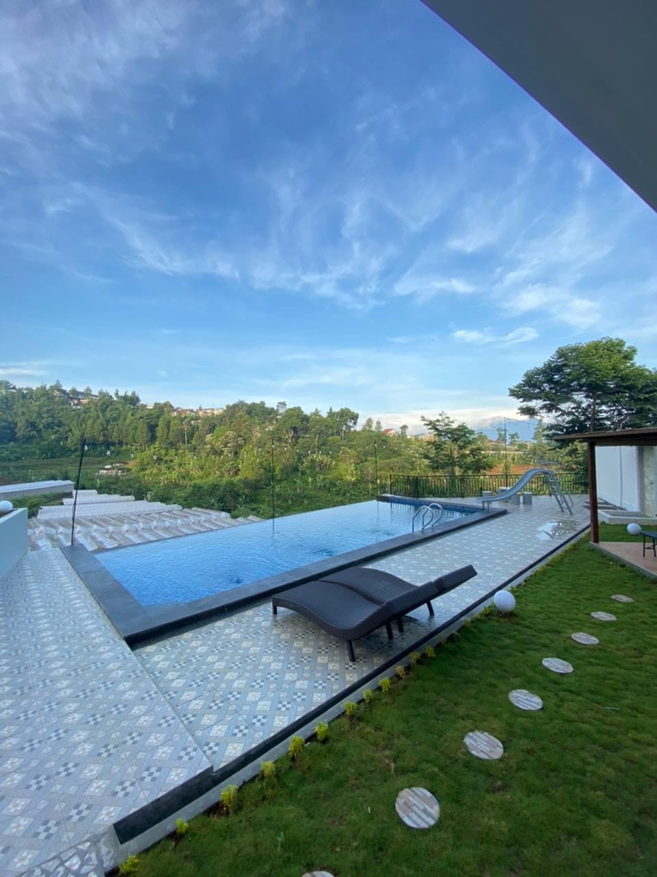 Villa Kuta Puncak Dengan infinity swimming pool