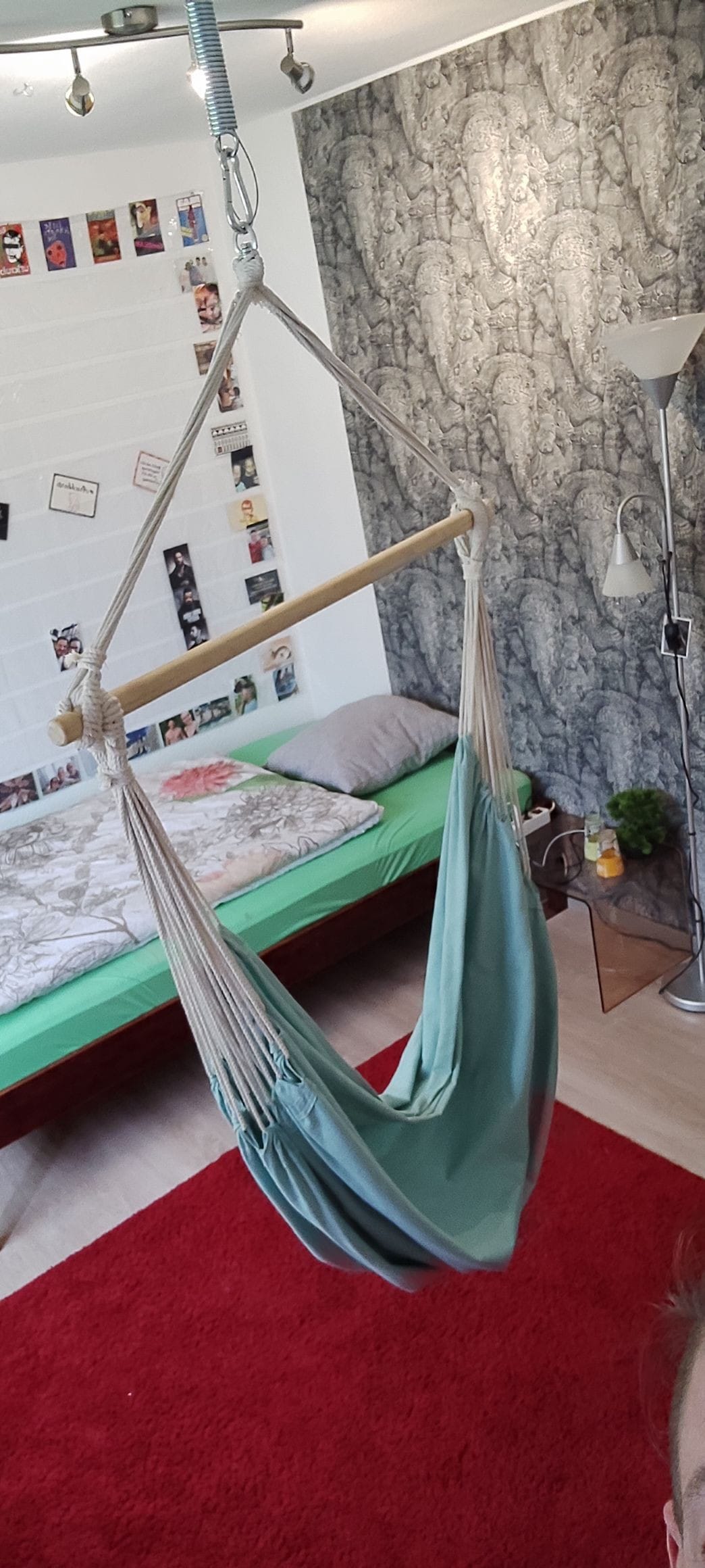 Schönes Zimmer mit Hängeschaukel