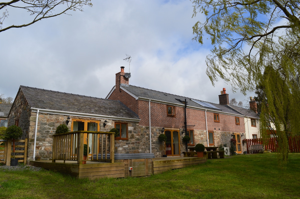 Luxury Barn with Hot Tub - Sleeps 9