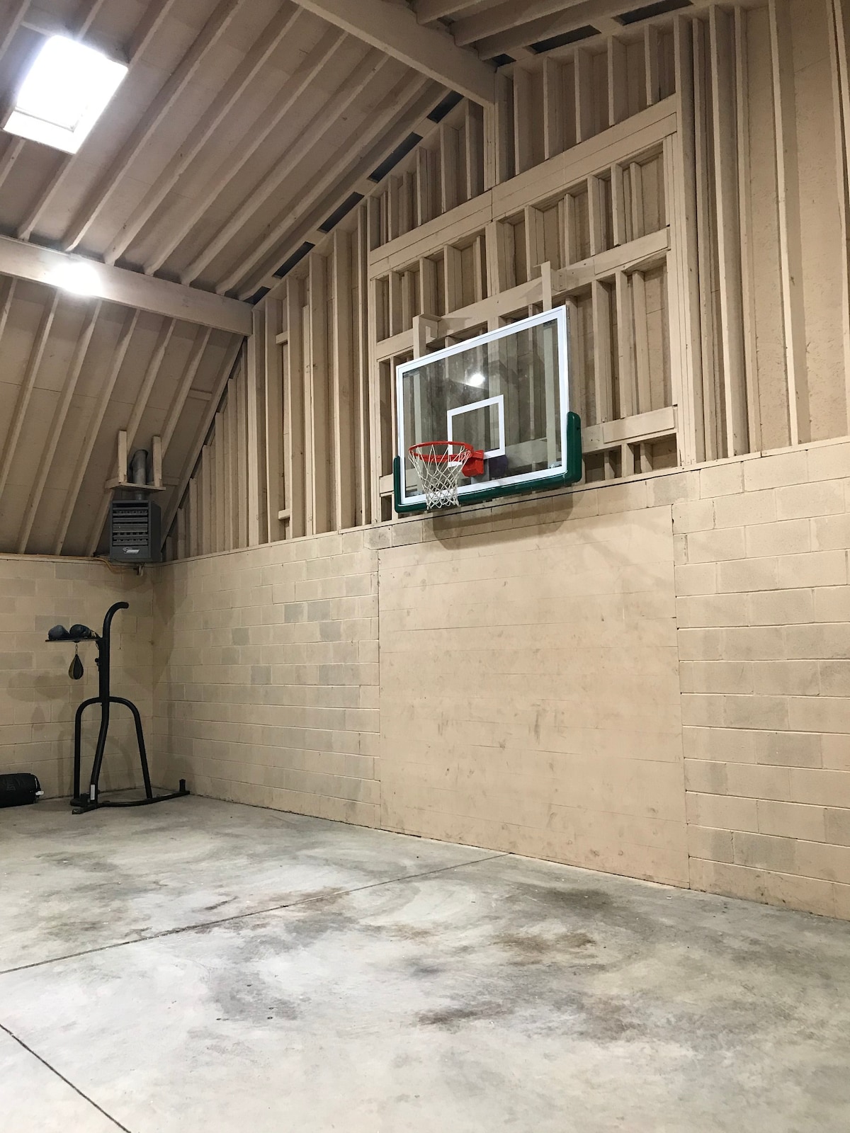 树林中的私人谷仓，室内篮球场！ ！