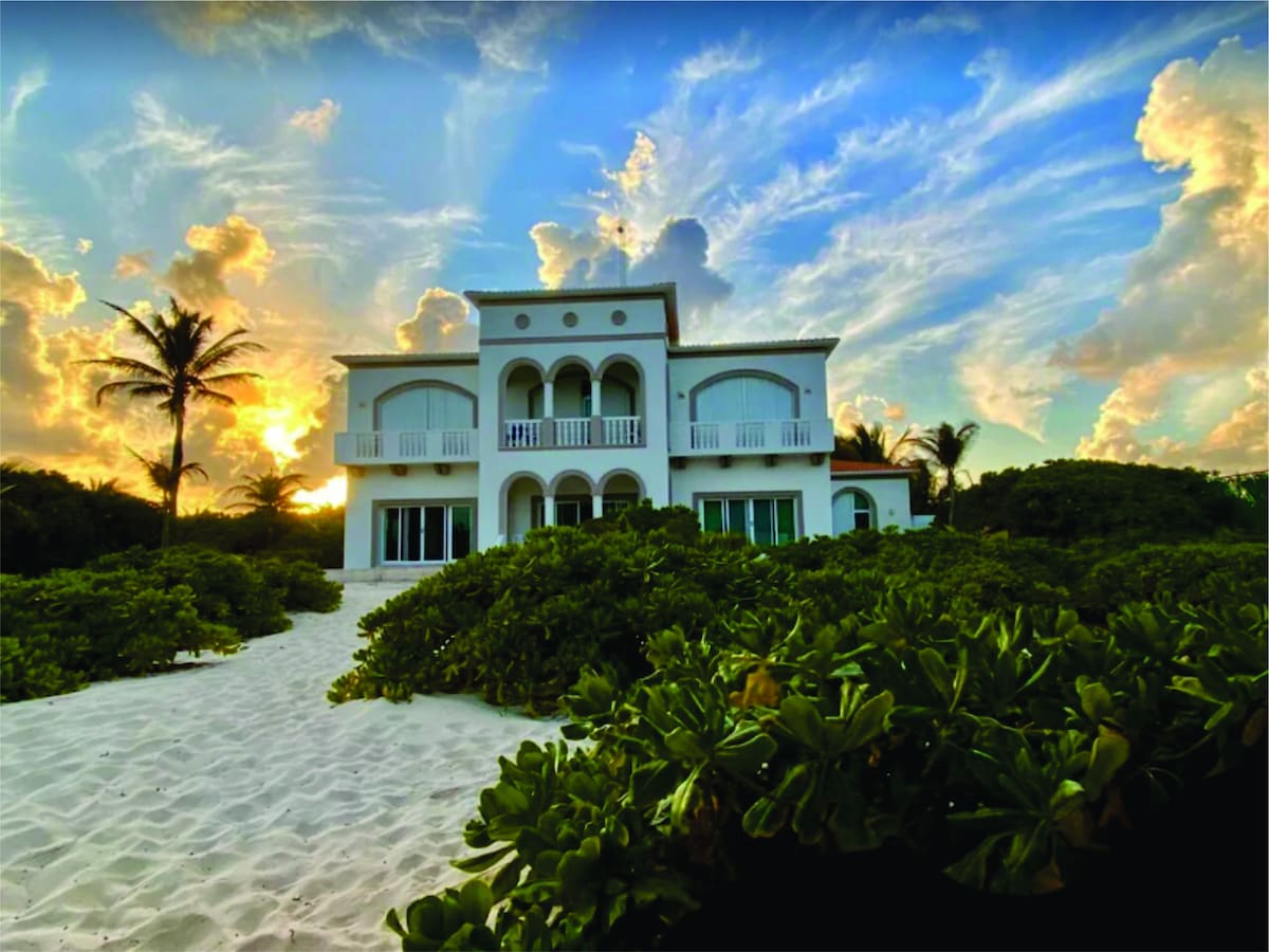 Villa del Mar Bonito, Beachfront.