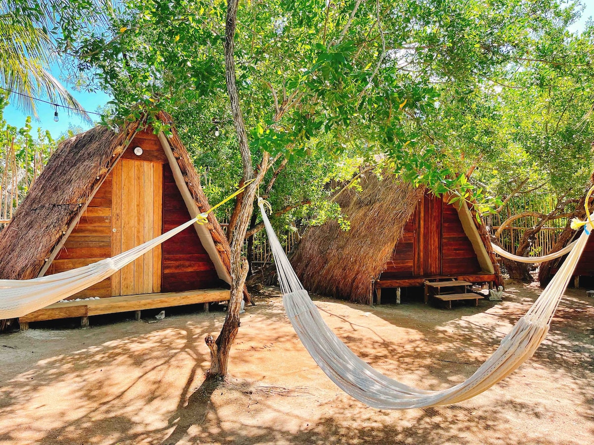 舒适的印第安帐篷，距离海滩约100米。露营村