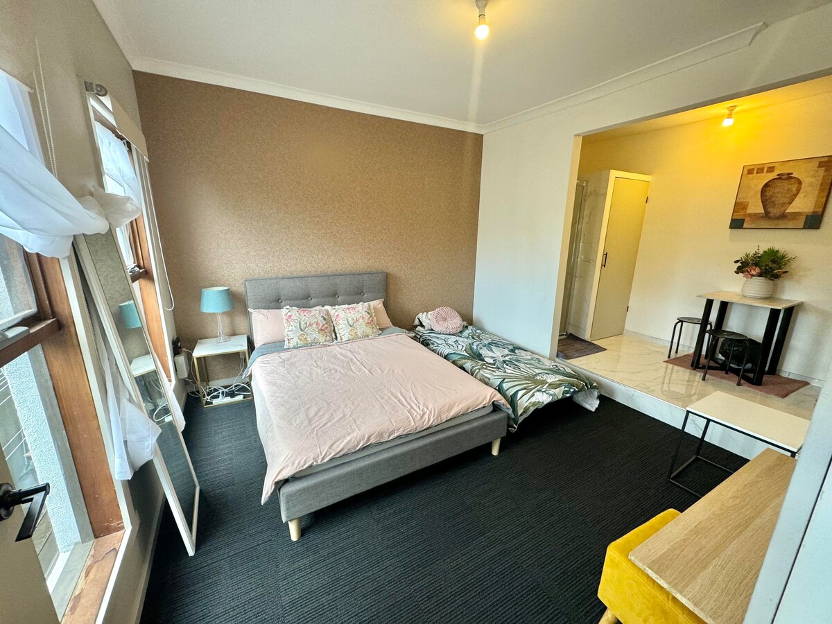 现代单间公寓，带庭院，位于Footscray