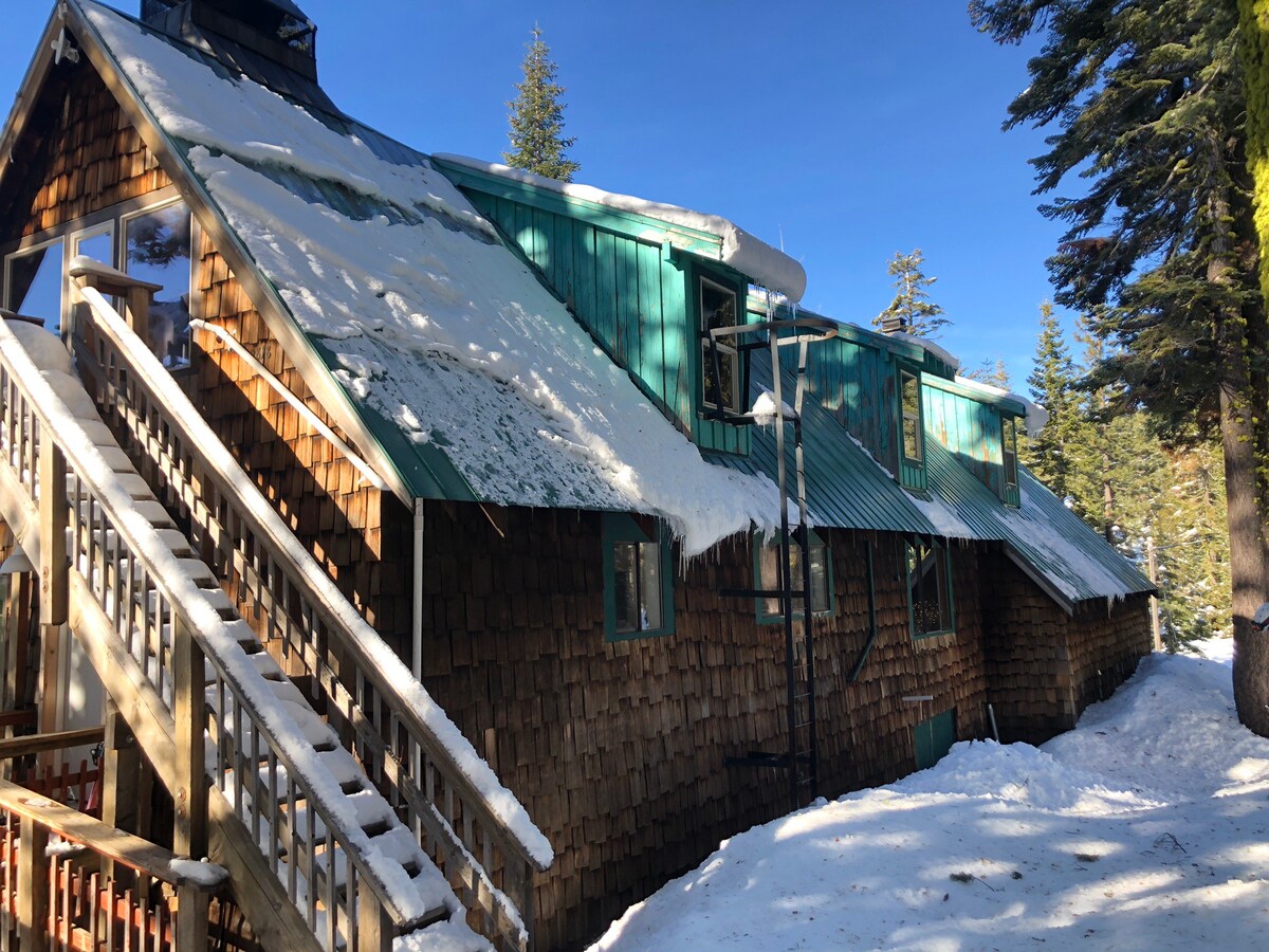 Sugar Bowl滑雪度假村旁边最大的小木屋