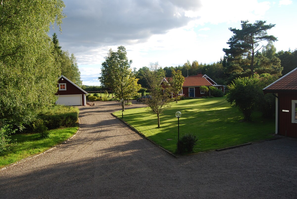 Lakeside studio close to the lake Helgasjön.