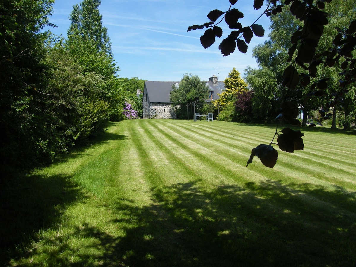 Luxury large 3 bedroom cottage with large garden, heated pool and near to fab beaches, St Malo, Dinan and Mont St Michel