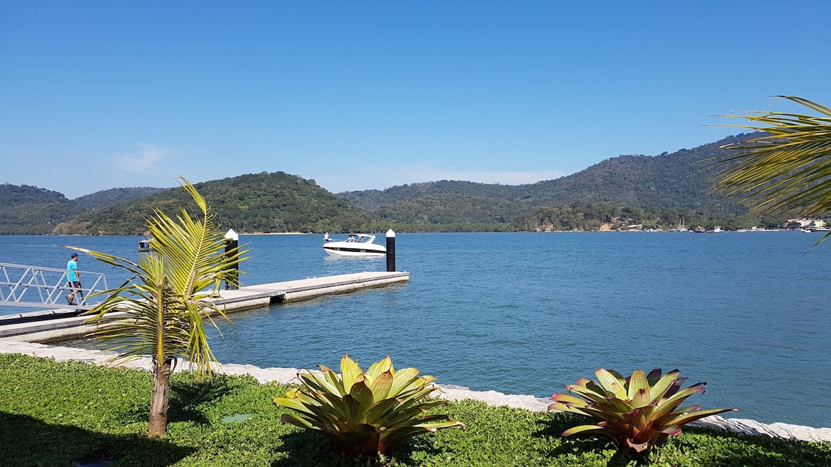 Apartamento inteiro, de frente para o mar.