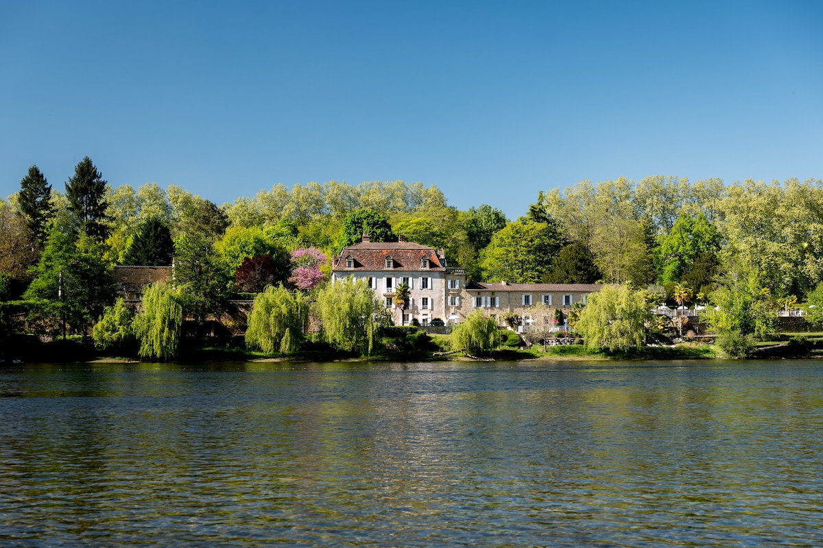 Holiday home Saussignac with view on the river.