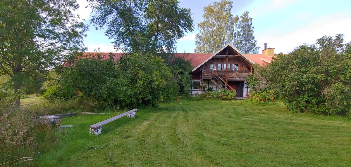 位于韦尔姆兰（ Värmland ）美丽环境的漂亮公寓