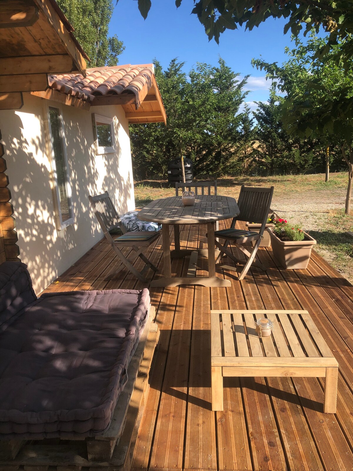 Chalet au bord d’un étang privé avec piscine