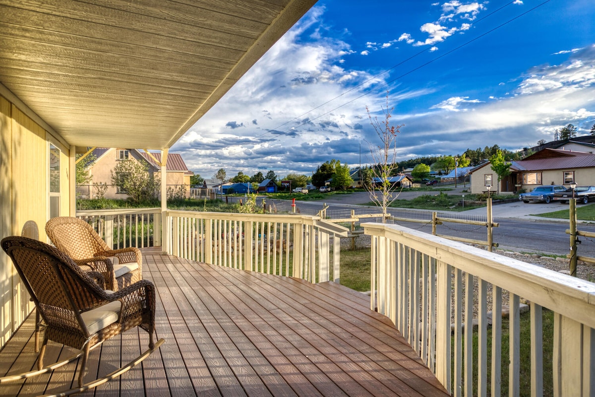 Inviting downtown home. 1-block to river walk.