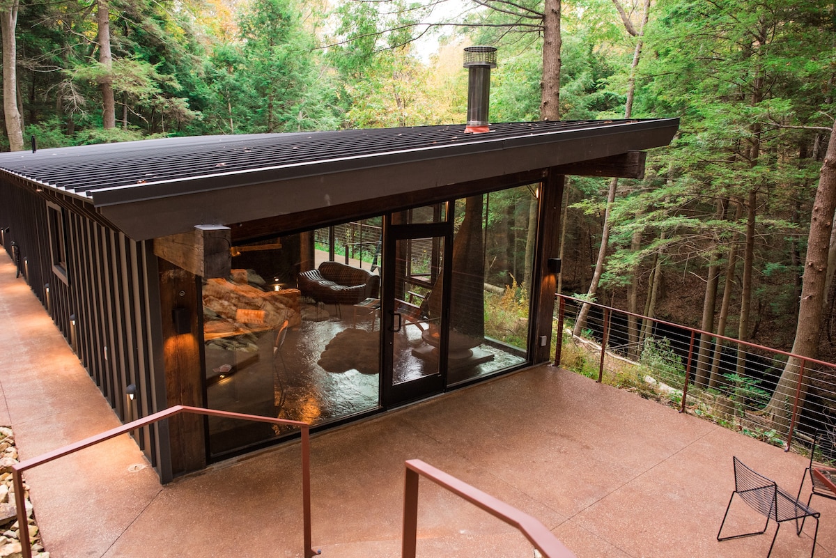 The Ledge @ LostCavern ，位于霍金山（ Hocking Hills ）的玻璃小屋