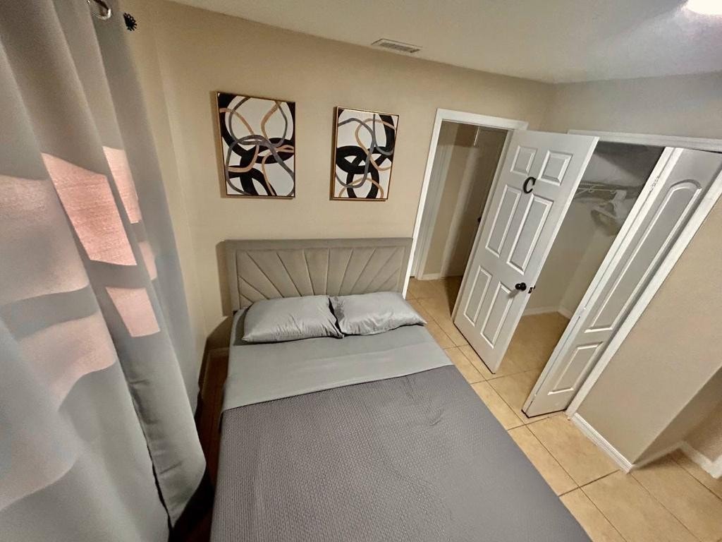 Charming Room, Private Bathroom, 6 min to MCO