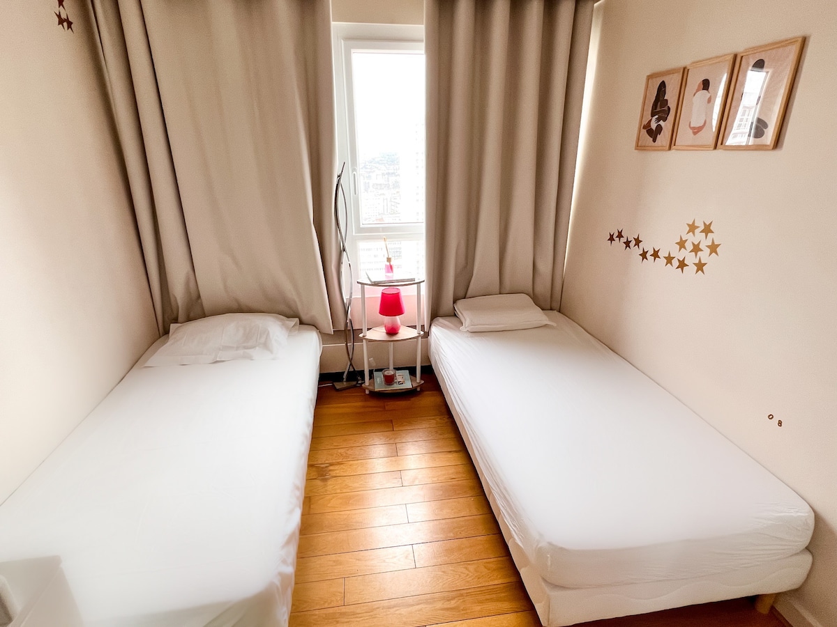 巴黎公寓带双人床的独立房间
