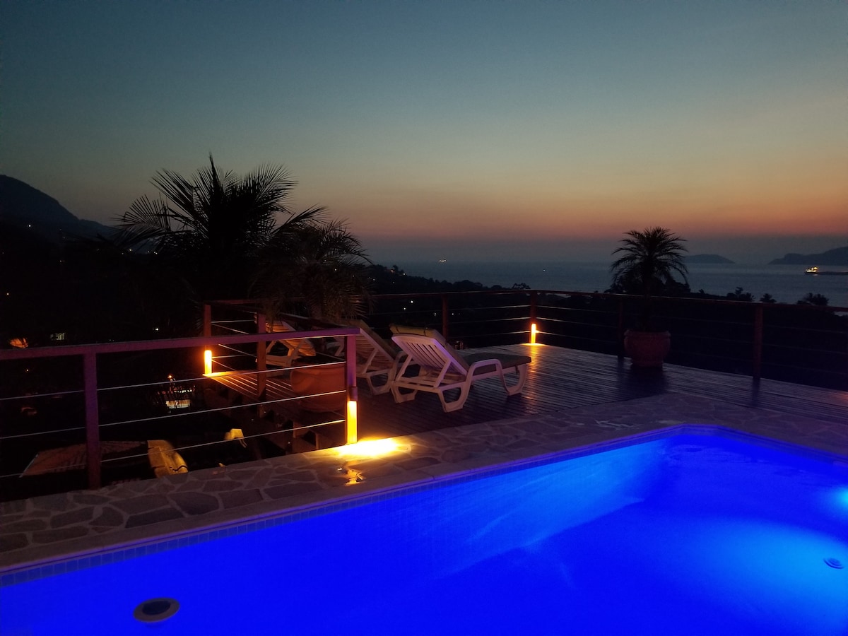 Casa em Ilhabela com vista maravilhosa e piscina.