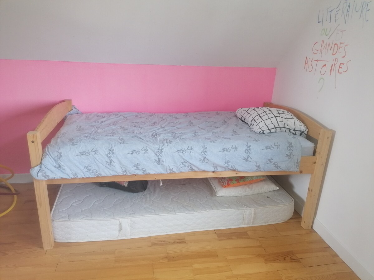 Chambre avec 1 lit une place et un matelas au sol