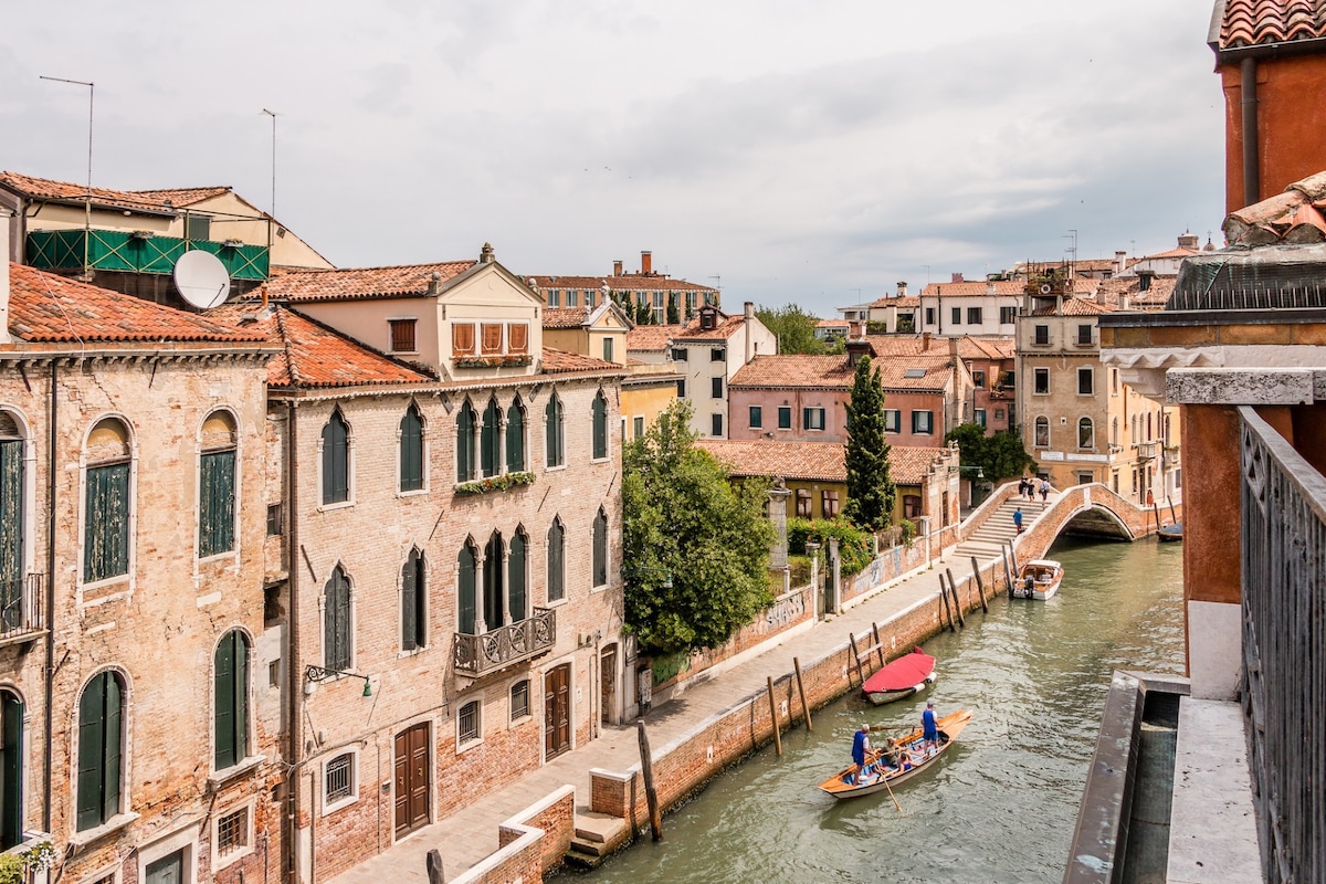 Carmini Canal View with Lift - Travel Sustainable