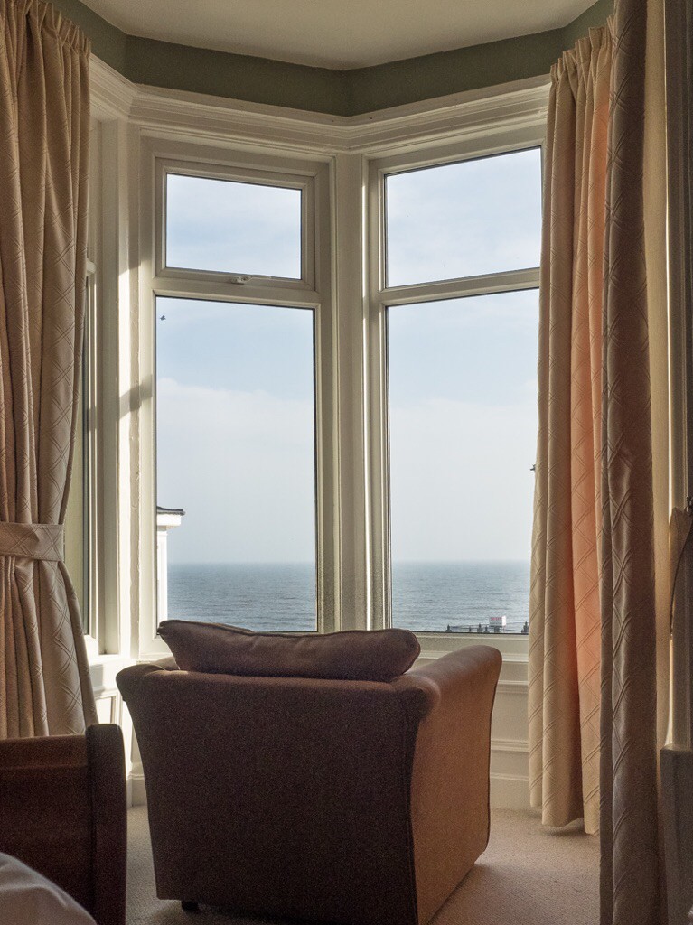 主卧室-拥有海景的美丽房屋。