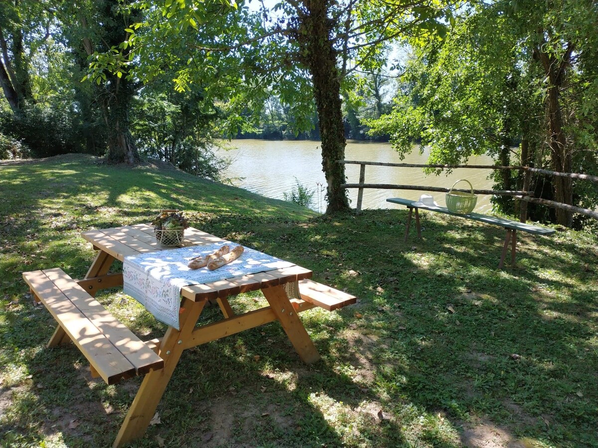 La roulotte Paulandine avec piscine et terrasse.