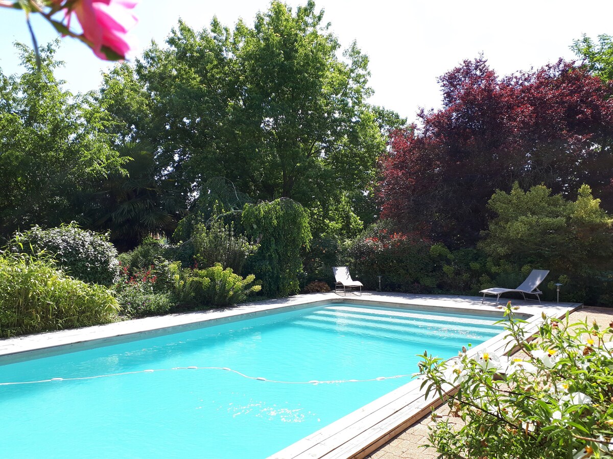 Maison avec piscine au cœur d'un écrin de verdure