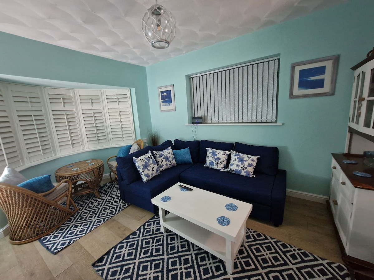 Beach house Stylish, Spacious, 3 bed 200m to beach