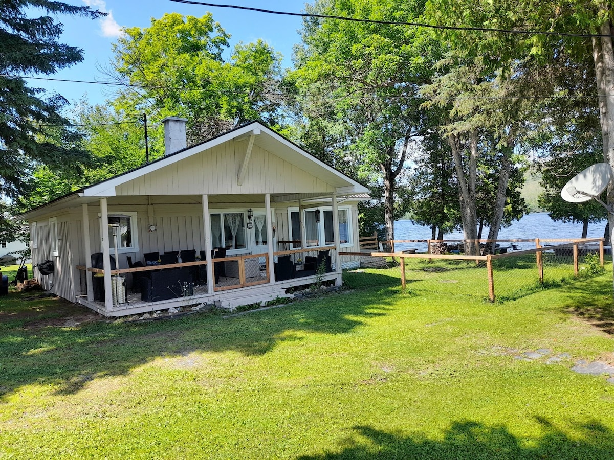 Chalet des frontières-Le 39 Lac Long Riviere-Bleue